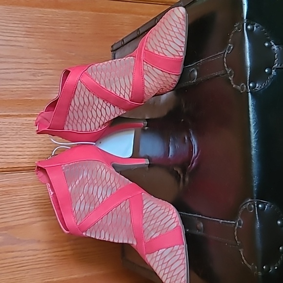 Lottini-red, pointy-toe, mesh/ illusion booties, size 8.5 - Picture 7 of 9
